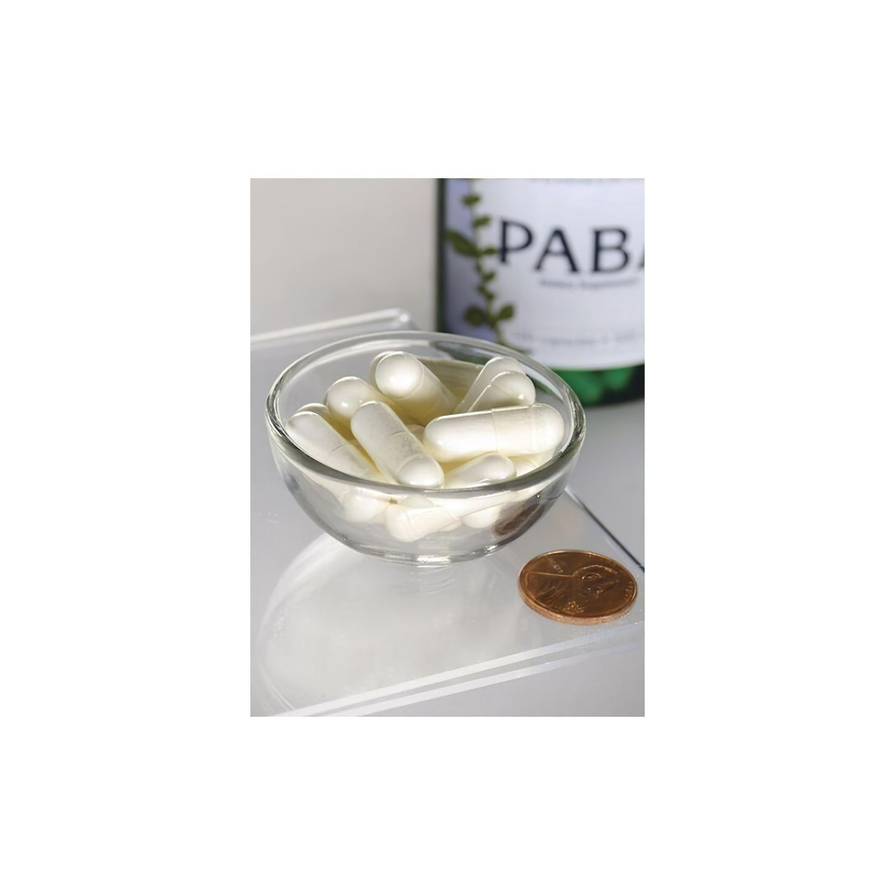 Una ciotola di Swanson PABA - 500 mg 120 capsule accanto a una bottiglia di vino, che promuove la salute della pelle grazie ai suoi processi antiossidanti e aiuta la formazione dei globuli rossi.