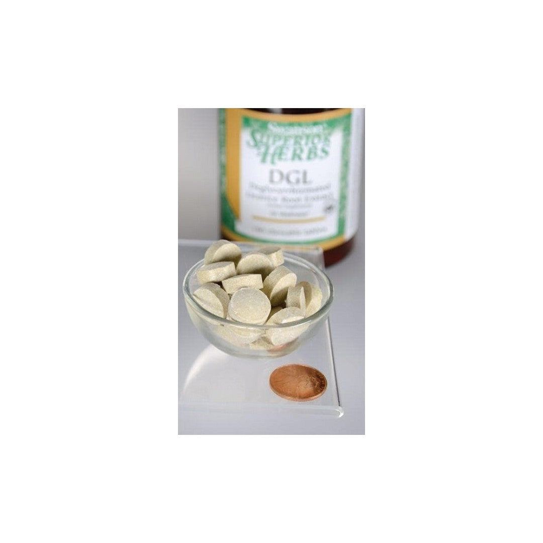Una ciotola di Swanson DGL Liquirizia deglicirrizzata 385 mg 180 compresse masticabili accanto a una bottiglia di vitamina D.