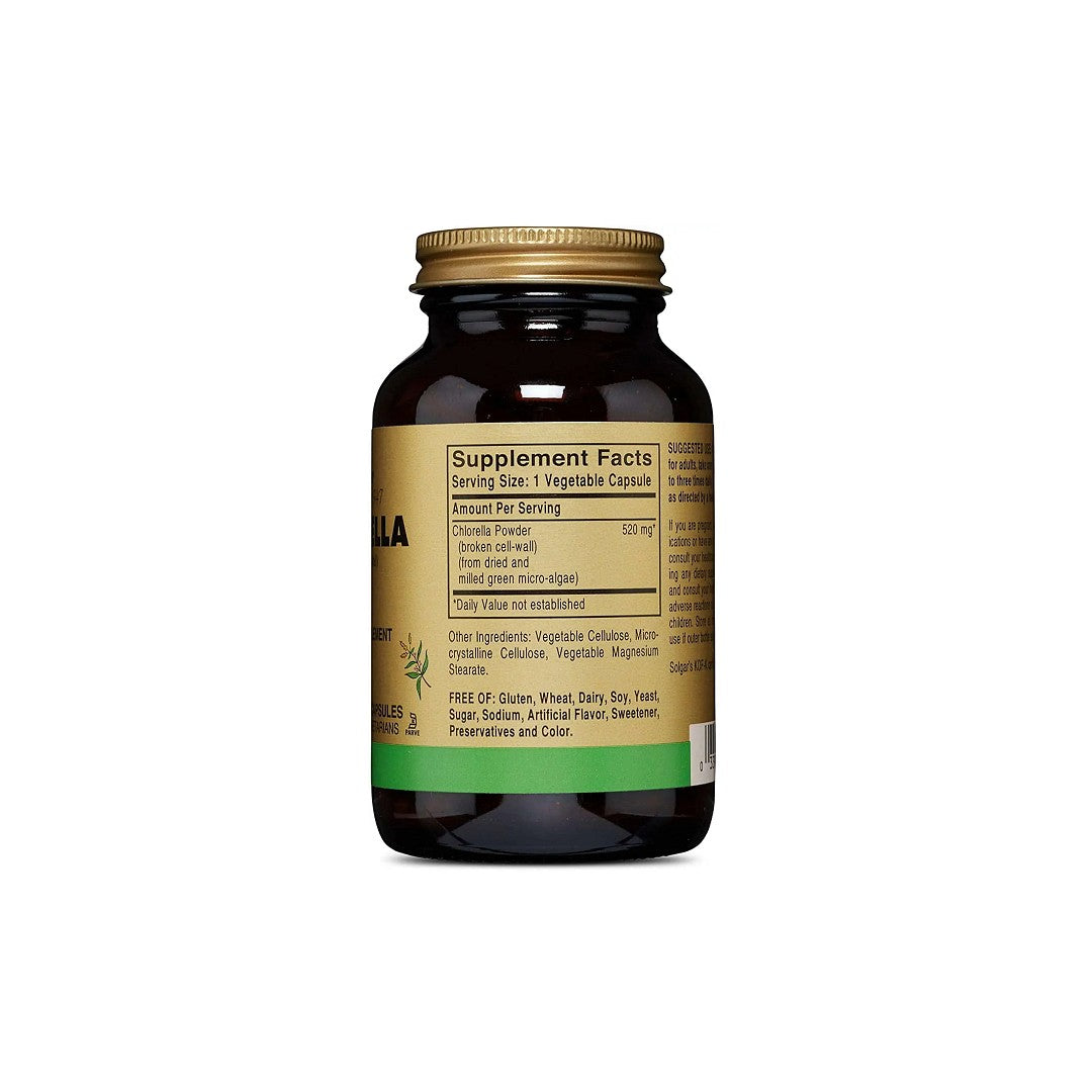 Flacone di Solgar Chlorella 520 mg 100 capsule vegetali su sfondo bianco.