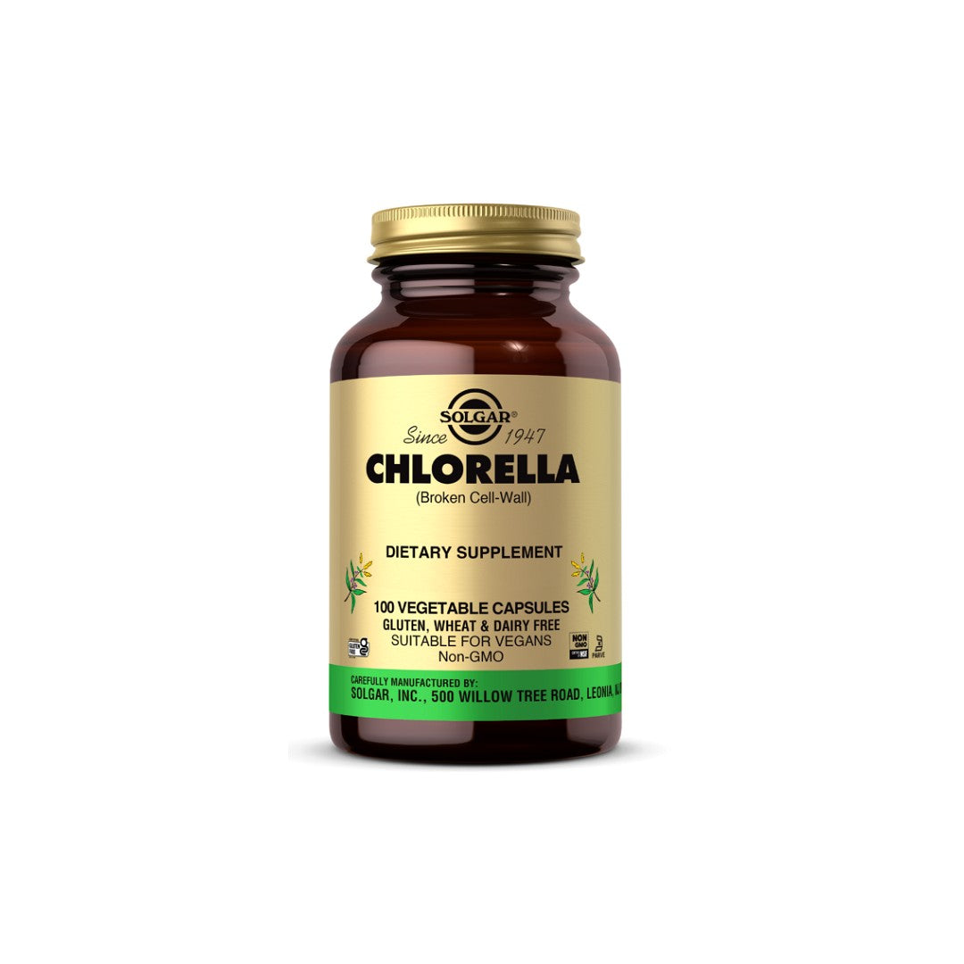 Flacone di Solgar Chlorella 520 mg 100 capsule vegetali su sfondo bianco.