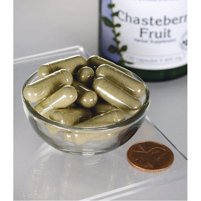 SwansonChasteberry Fruit - 400 mg 120 capsule in una ciotola sopra un penny.