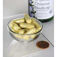 Miniatura per Swanson Chinese Skullcap - 400 mg 90 capsule in una ciotola con un centesimo.