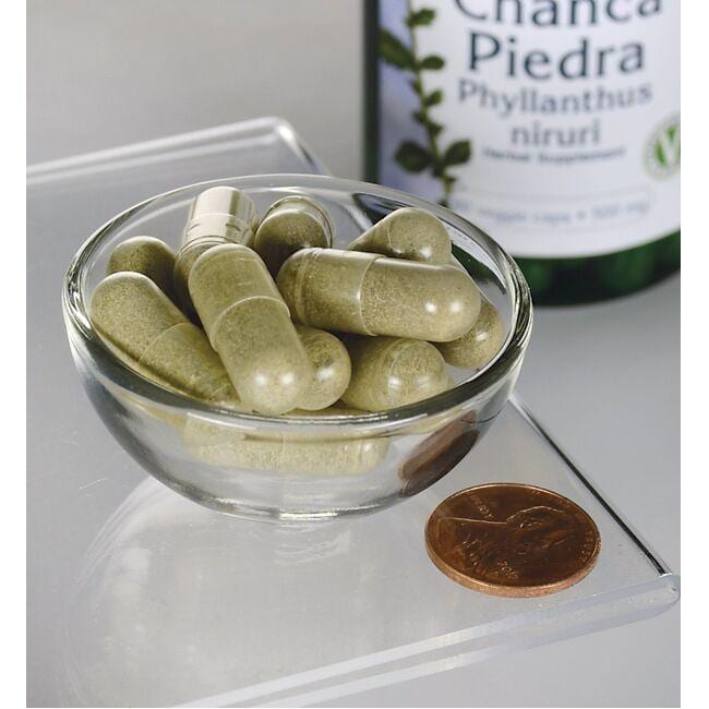 Un flacone di Chanca Piedra di Swanson- 500 mg 60 capsule vegetali in una ciotola di vetro.