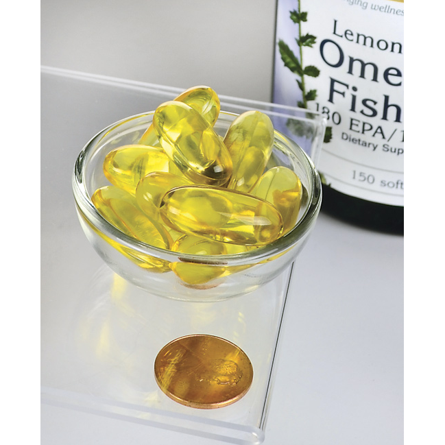 Una ciotola di olio di pesce omega-3 al gusto di limone Swanson con una moneta in cima.