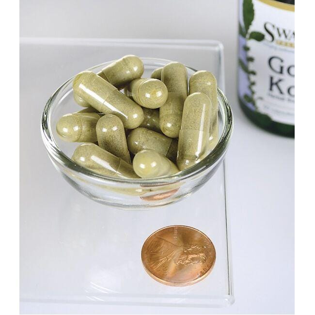 Swanson Gotu kola - 435 mg 60 capsule in una ciotola accanto a un penny.