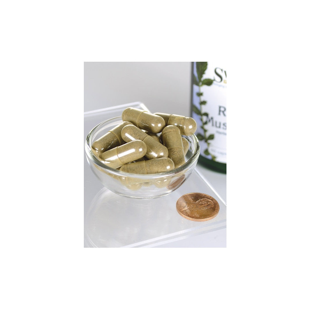 Una ciotola di Swanson's Reishi Mushroom 600 mg 60 Veggie Capsules, ricca di proprietà antiossidanti e infusa con i potenti benefici del fungo reishi per la salute immunitaria, è abbinata a una rinfrescante bottiglia di tè verde.