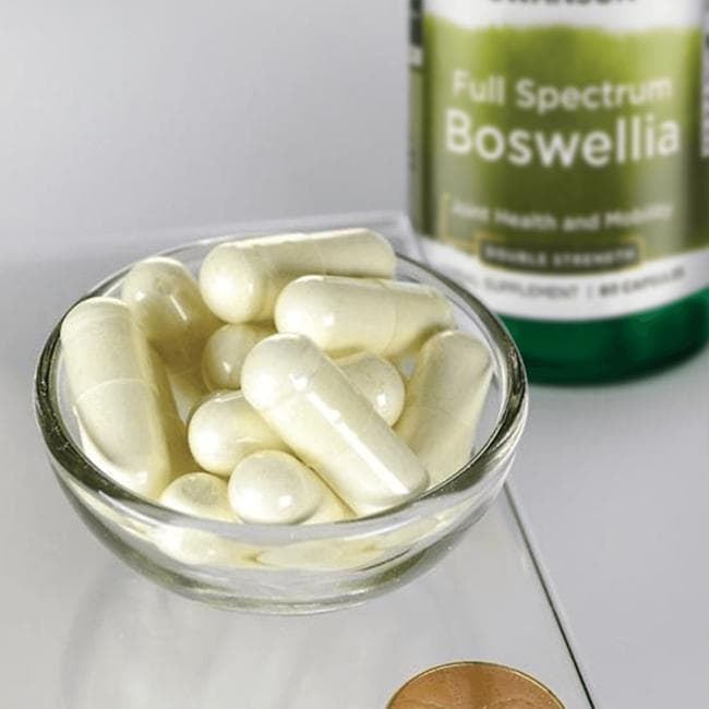Un integratore alimentare, Swanson Boswellia, è presentato con 60 capsule accanto a un centesimo su una bilancia.