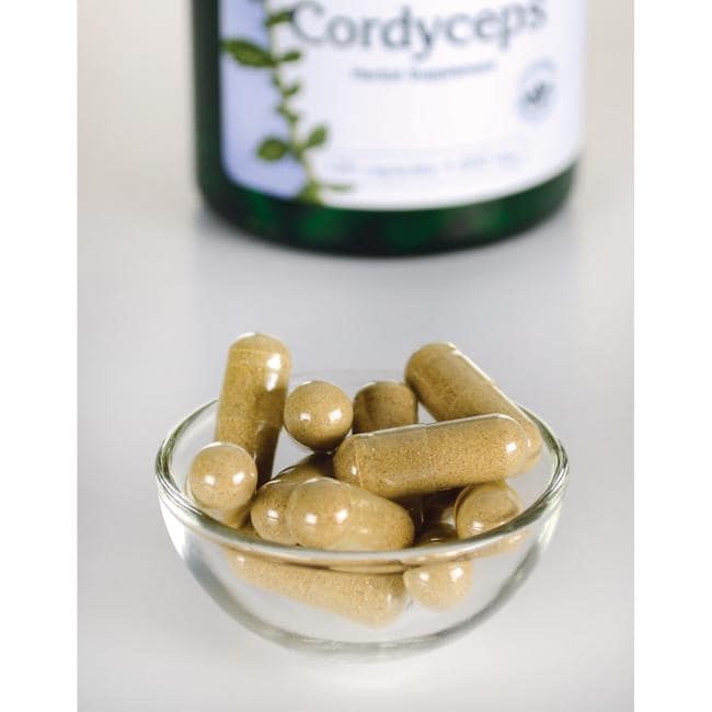 Swanson Cordyceps - 600 mg 120 capsule in una ciotola accanto a una bottiglia di Swanson Cordyceps.