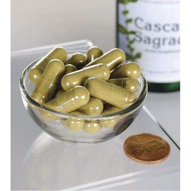 Swanson Cascara Sagrada - 450 mg 100 capsule in una ciotola sopra una bottiglia.