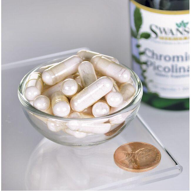 SwansonChromium Picolinate - 200 mcg 100 capsule in una ciotola accanto a un penny.