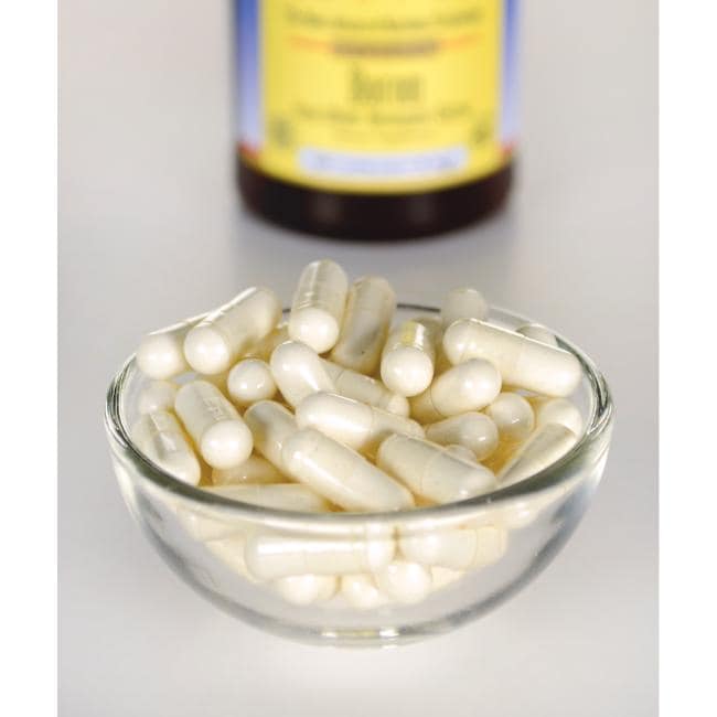 Swanson Complesso triplo di boro - 3 mg 250 capsule di integratore alimentare in una ciotola accanto a un flacone di vitamina C Swanson .