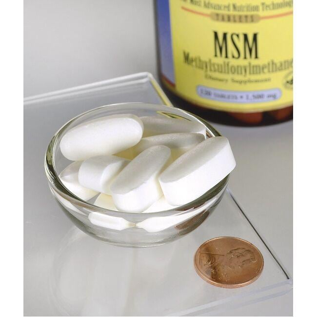SwansonMSM - 1.500 mg 120 compresse con proprietà antinfiammatorie in una ciotola accanto a un penny.