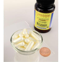 Una bottiglia di Swanson Melatonin - 10 mg 60 capsule e una ciotola di Swanson Melatonin - 10 mg 60 capsule.