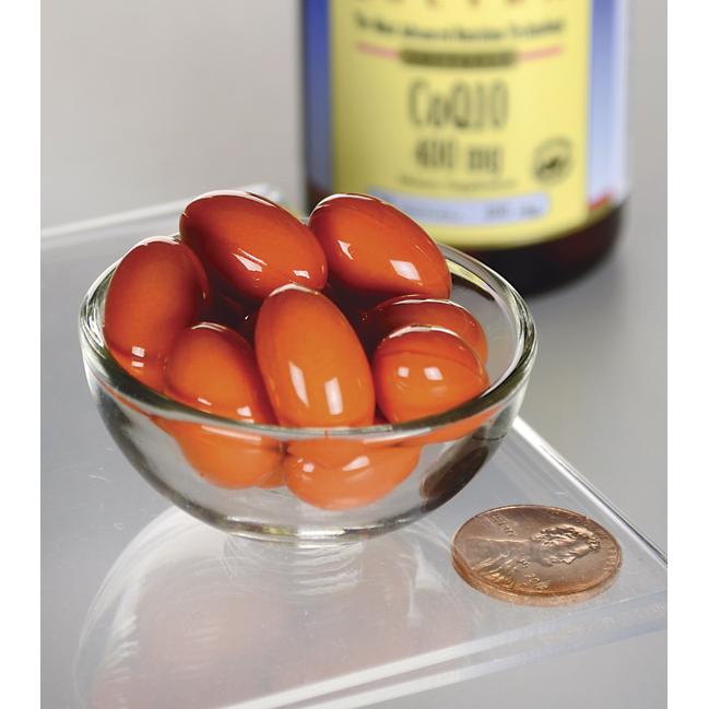 Una ciotola di vetro piena di pomodori e un Swanson Coenzima Q1O - 400 mg 30 softgel.