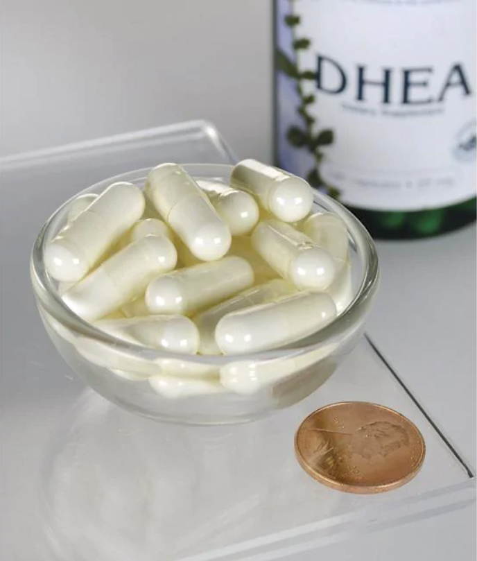 Un flacone di Swanson DHEA - High Potency - 25 mg 120 capsule in una ciotola accanto a un centesimo.