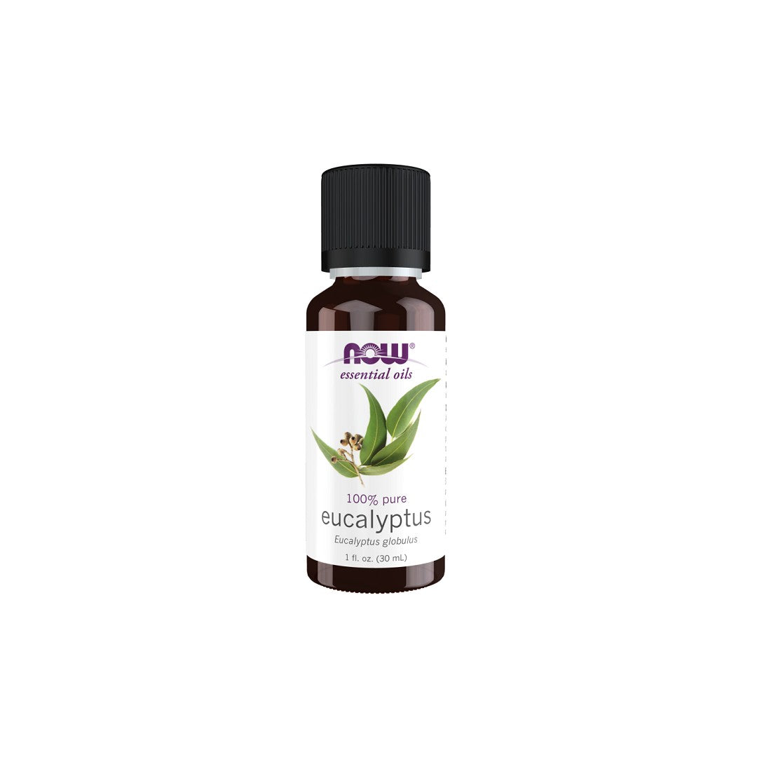 Flacone di olio di eucalipto da 30 ml di Now Foods su sfondo bianco.