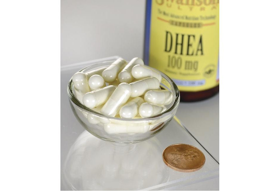 Swanson DHEA - 100 mg 60 capsule in una ciotola accanto a un penny.