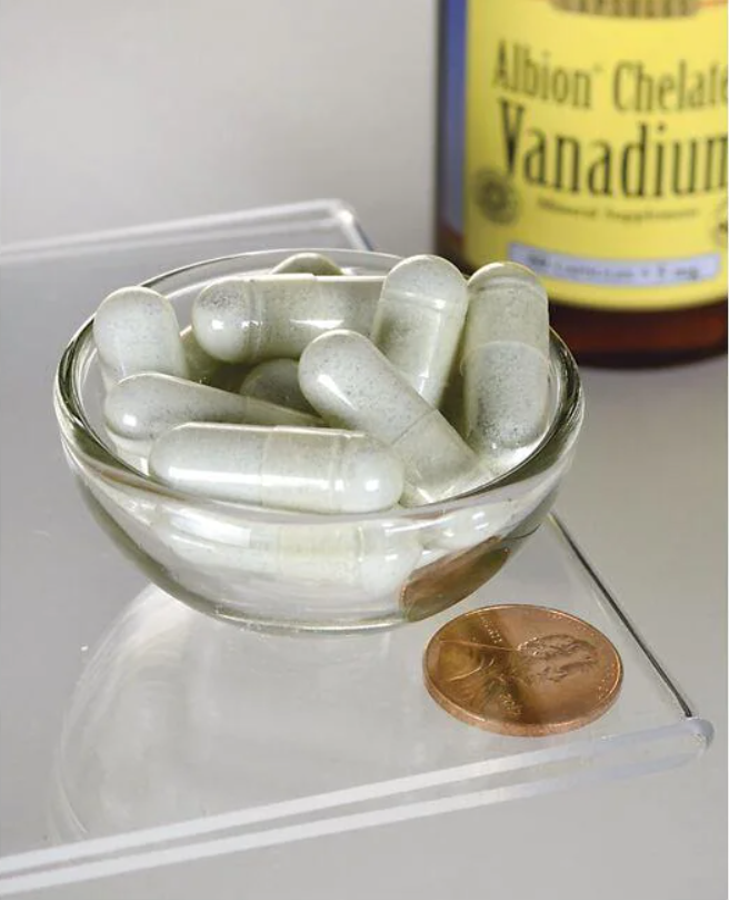 Una ciotola di Swanson Albion Vanadium Chelated - 5 mg 60 capsule accanto a una bottiglia di alcol.