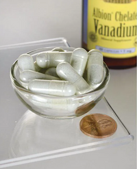 Miniatura di una ciotola di Swanson Albion Vanadium Chelated - 5 mg 60 capsule accanto a una bottiglia di alcol.